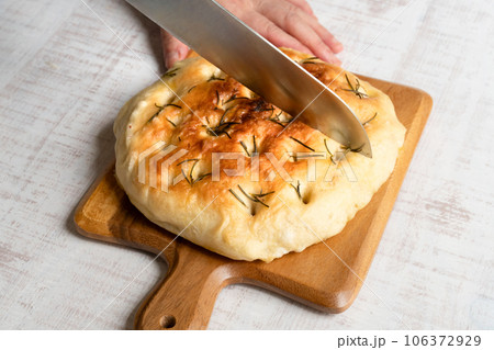 フォカッチャ　切る 106372929