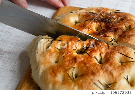 フォカッチャ　切る 106372932