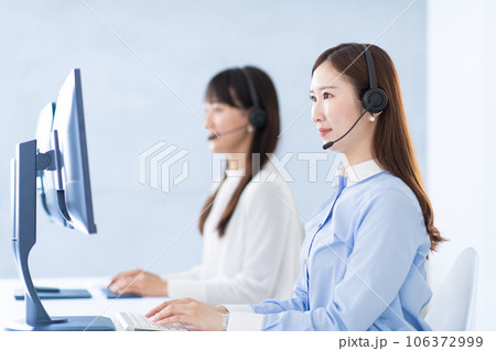 問い合わせを受けるオペレーター 問い合わせを受けるオペレーター 106372999