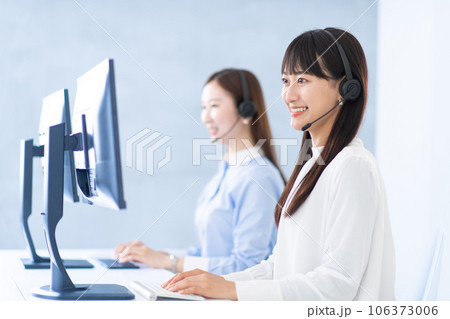 問い合わせを受けるオペレーター 問い合わせを受けるオペレーター 106373006
