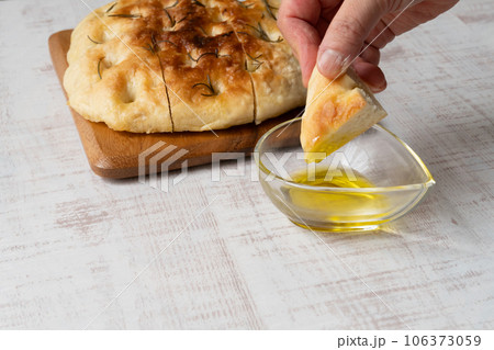 フォカッチャ　食べる 106373059