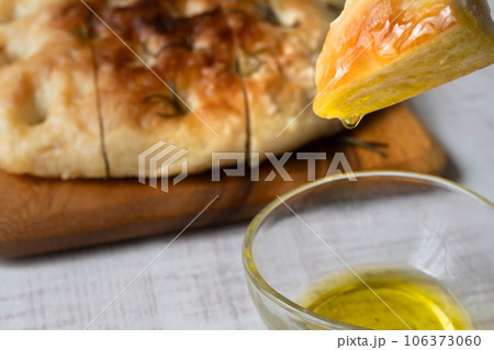 フォカッチャ　食べる 106373060