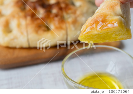 フォカッチャ　食べる 106373064