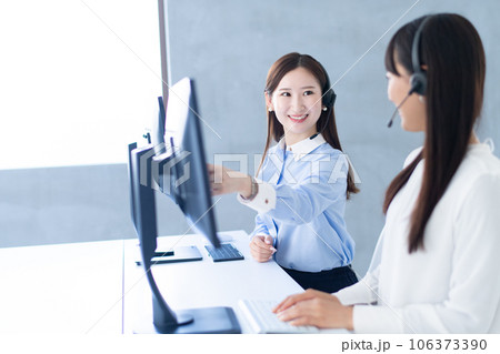 同僚と会話するオペレーターの女性 同僚と会話するオペレーターの女性 106373390