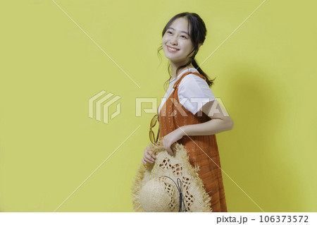 黄色背景の若い女性のポートレート 黄色背景の若い女性のポートレート 106373572