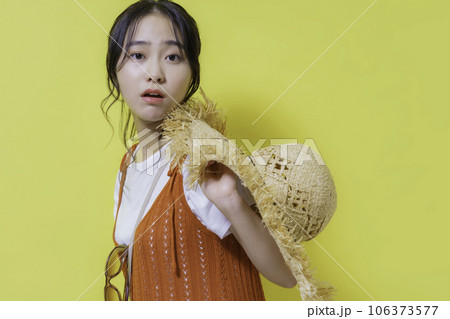 黄色背景の若い女性のポートレート 黄色背景の若い女性のポートレート 106373577