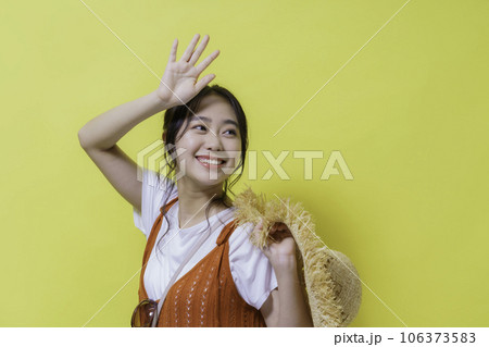 黄色背景の若い女性のポートレート 黄色背景の若い女性のポートレート 106373583