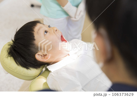 歯医者ではりきって口を開ける子供　歯科検診　治療 106373629
