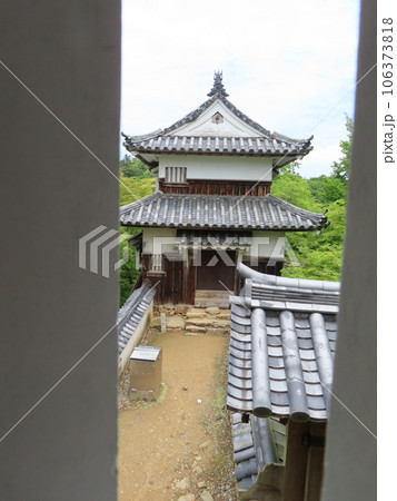つわものどもが夢の跡、岡山県高梁市の山のてっぺんにあるに備中松山城天守閣からの眺め つわものどもが夢の跡、岡山県高梁市の山のてっぺんにあるに備中松山城天守閣からの眺め 106373818