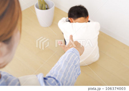 子供のしつけをする母親(指差し) 子供のしつけをする母親(指差し) 106374003