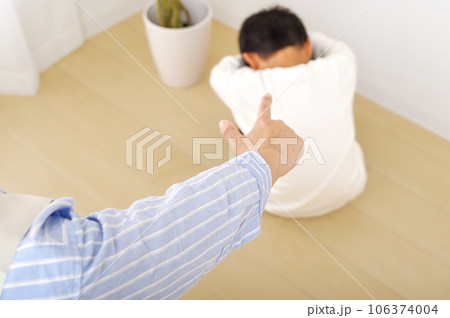 子供のしつけをする母親（指差し） 106374004