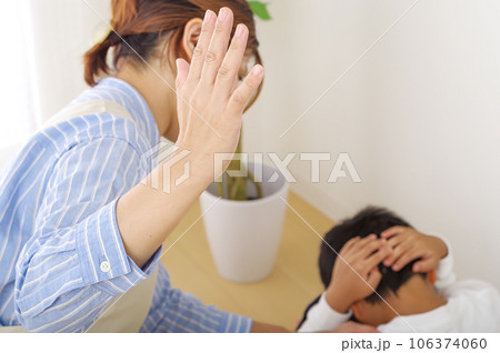 子供のしつけをする母親（体罰） 106374060