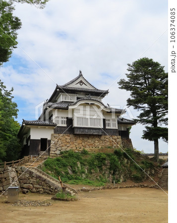 つわものどもが夢の跡、岡山県高梁市の山のてっぺんにあるに備中松山城天守閣 106374085