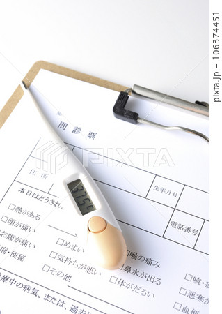 問診票と体温計を白背景で撮影 問診票と体温計を白背景で撮影 106374451
