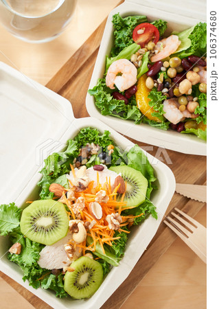 テイクアウト容器に入ったパワーサラダ 106374680
