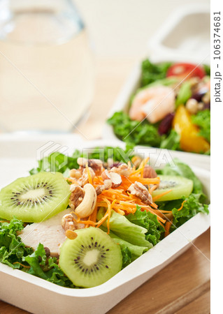 テイクアウト容器に入ったパワーサラダ 106374681