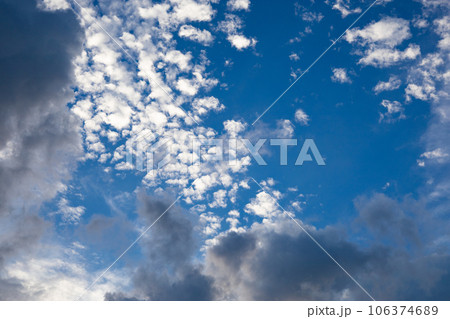鮮やか、爽やかな青空と黒い雨雲が混じる都会の空・雄大な清々しい空とひつじ雲(東京都千代田区) 鮮やか、爽やかな青空と黒い雨雲が混じる都会の空・雄大な清々しい空とひつじ雲(東京都千代田区) 106374689