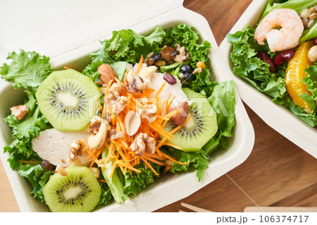 テイクアウト容器に入ったパワーサラダ 106374717