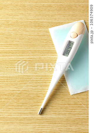 体温計と冷却シート 体温計と冷却シート 106374909