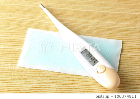 体温計と冷却シート 106374911