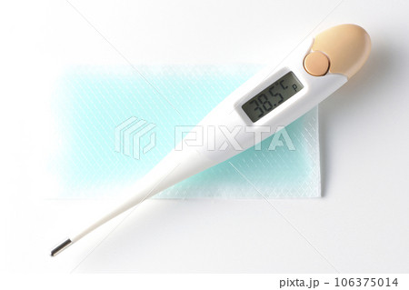 体温計と冷却シートを白背景で撮影 106375014