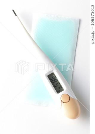 体温計と冷却シートを白背景で撮影 106375018