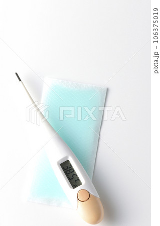 体温計と冷却シートを白背景で撮影 体温計と冷却シートを白背景で撮影 106375019