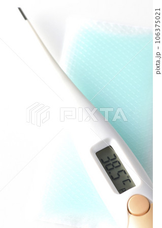 体温計と冷却シートを白背景で撮影 体温計と冷却シートを白背景で撮影 106375021