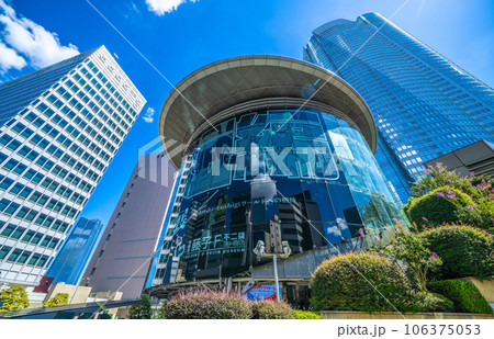 日本の東京都市景観　夏空の六本木ヒルズなどを望む(左奥に虎ノ門・麻布台地区再開発が見える） 106375053