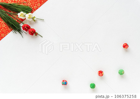 紅白の和紙背景に梅の花とちりめん玉 紅白の和紙背景に梅の花とちりめん玉 106375258