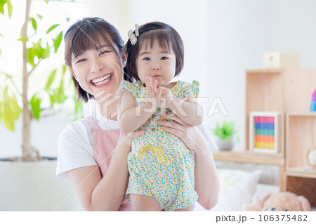 赤ちゃんと保育士のポートレート 106375482