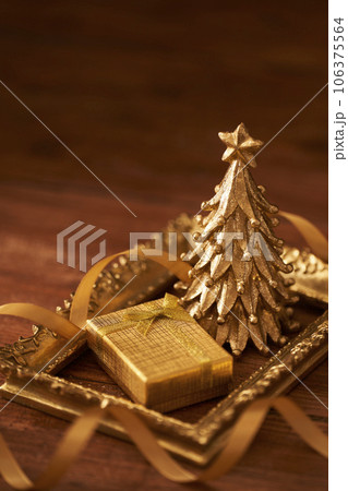 クリスマスイメージ ミニツリーとクリスマスプレゼント クリスマスイメージ ミニツリーとクリスマスプレゼント 106375564