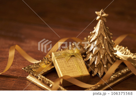 クリスマスイメージ ミニツリーとクリスマスプレゼント クリスマスイメージ ミニツリーとクリスマスプレゼント 106375568