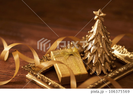 クリスマスイメージ  ミニツリーとクリスマスプレゼント 106375569