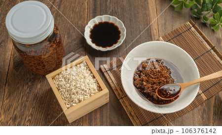 しょう油麹と材料(米麹・醤油) しょう油麹と材料(米麹・醤油) 106376142