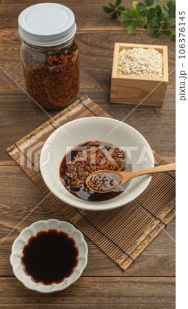 しょう油麹と材料(米麹・醤油) 106376145