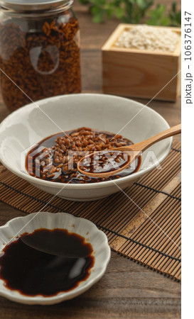 しょう油麹と材料(米麹・醤油) しょう油麹と材料(米麹・醤油) 106376147