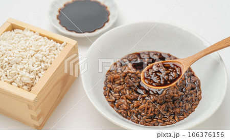 しょう油麹と材料(米麹・醤油) しょう油麹と材料(米麹・醤油) 106376156