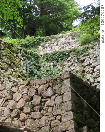 つわものどもが夢の跡、岡山県高梁市の山のてっぺんにあるに備中松山城の壮大な石垣 つわものどもが夢の跡、岡山県高梁市の山のてっぺんにあるに備中松山城の壮大な石垣 106376387