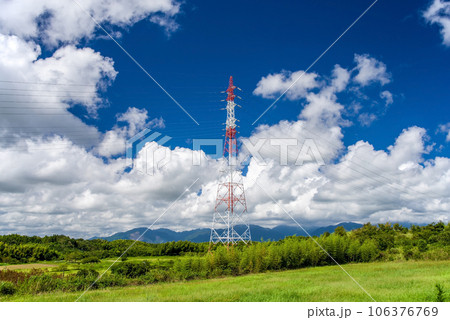 夏の青空と鉄塔のある風景 夏の青空と鉄塔のある風景 106376769
