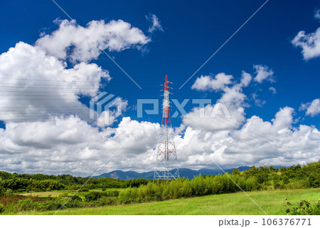 夏の青空と鉄塔のある風景 106376771