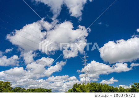 夏の青空と鉄塔のある風景 106376773