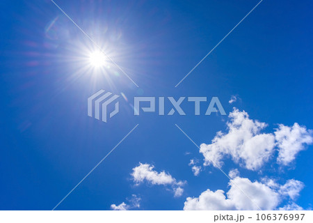 夏空とギラギラの太陽【猛暑イメージ】 106376997