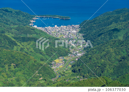 【静岡県】西伊豆達磨山高原から見る戸田の街 106377030