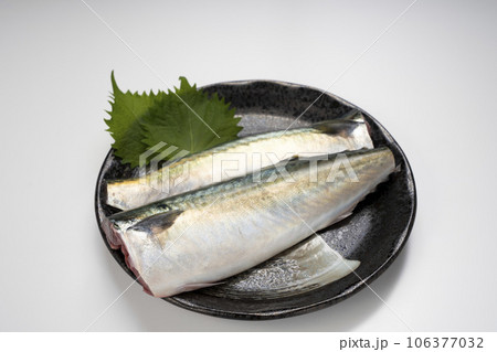 新鮮な国内で水揚げされたサバの二枚おろし 106377032