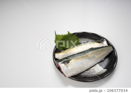 新鮮な国内で水揚げされたサバの二枚おろし 106377034