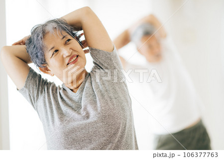 ストレッチをするシニア夫婦 106377763