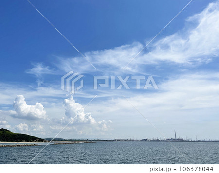 青空と青い海　遠くに見える工場地帯 106378044