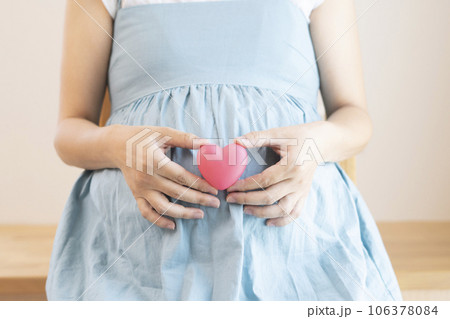 ハートを持つ妊婦の女性 ハートを持つ妊婦の女性 106378084