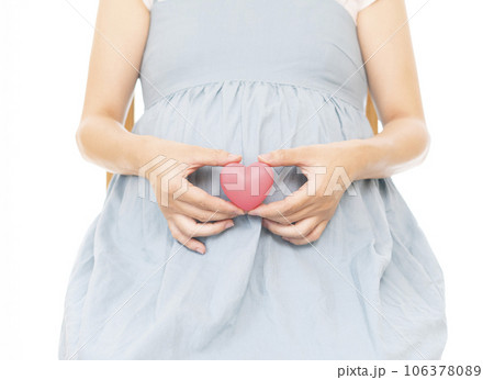 ハートを持つ妊婦の女性 ハートを持つ妊婦の女性 106378089